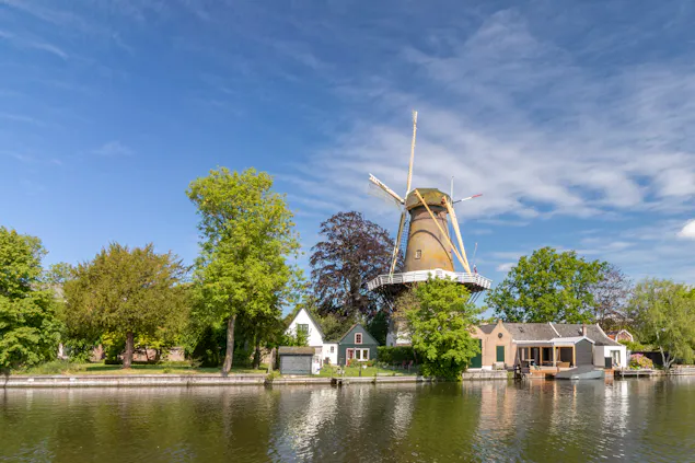 Molen De Hoop vanaf de andere kant van de Vecht