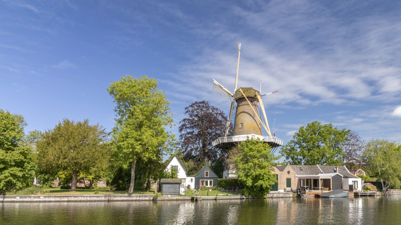Molen De Hoop vanaf de andere kant van de Vecht