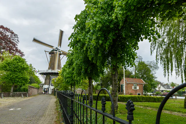 Molen De Hoop met draaiende wieken