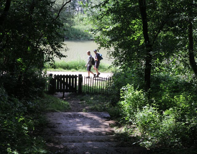 Wandelaars onderlangs de Grebbeberg