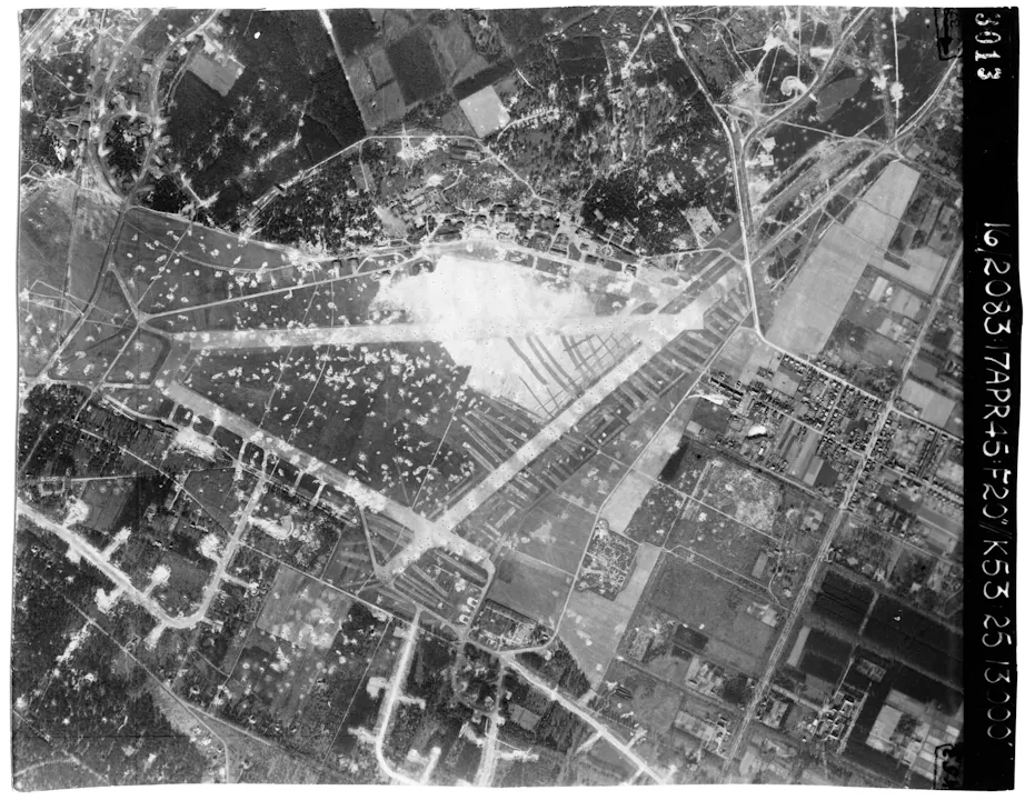Luchtfoto bomkraters 1945