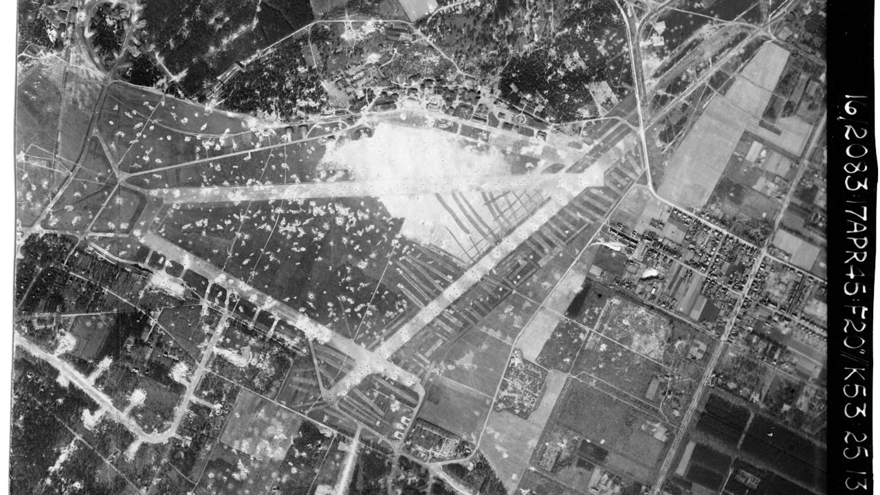 Luchtfoto bomkraters 1945