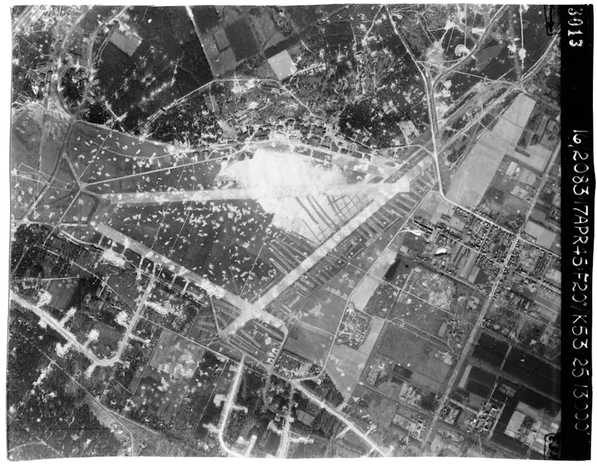 Luchtfoto bomkraters 1945