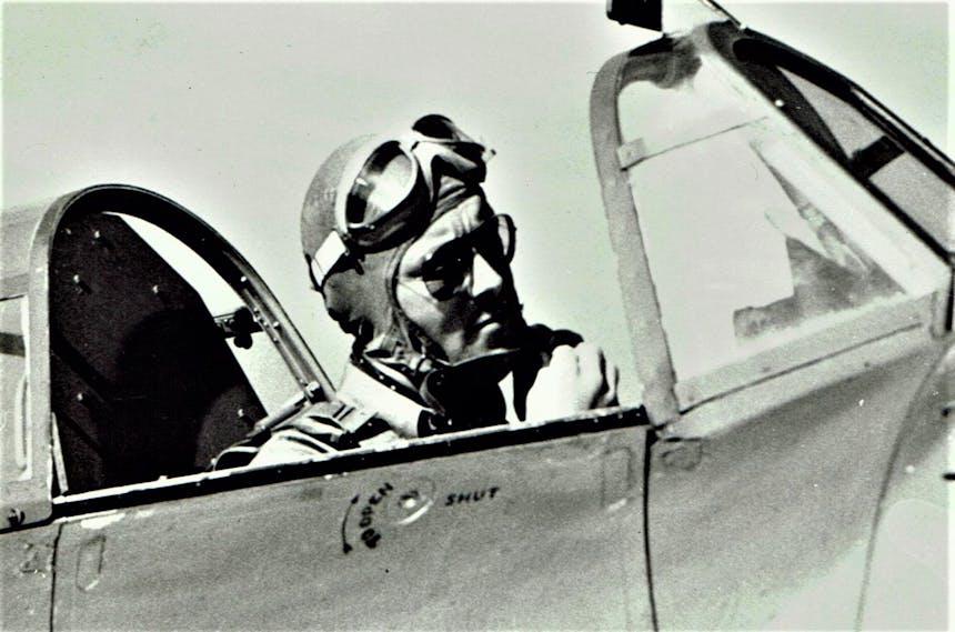 historische foto Prins Bernhard als piloot