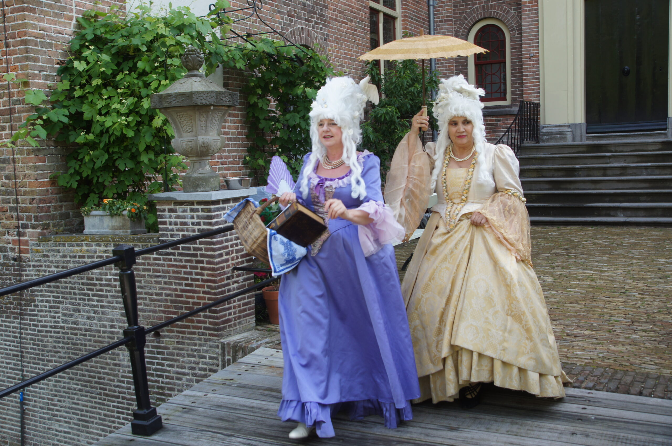 verklede dames voor Kasteel Loenersloot