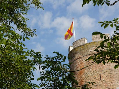 vlag op donjon Kasteel Loenersloot