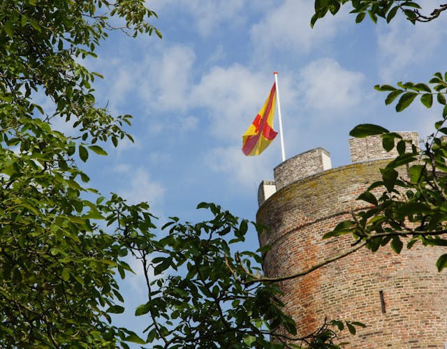 vlag op donjon Kasteel Loenersloot
