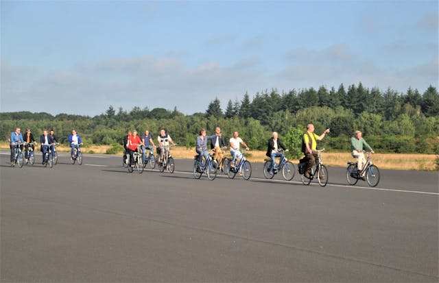fietsers met gids op landingsbaan