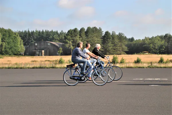 fietsers over landingsbaan Park Vliegbasis Soesterberg
