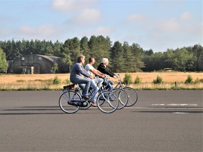fietsers over landingsbaan Park Vliegbasis Soesterberg