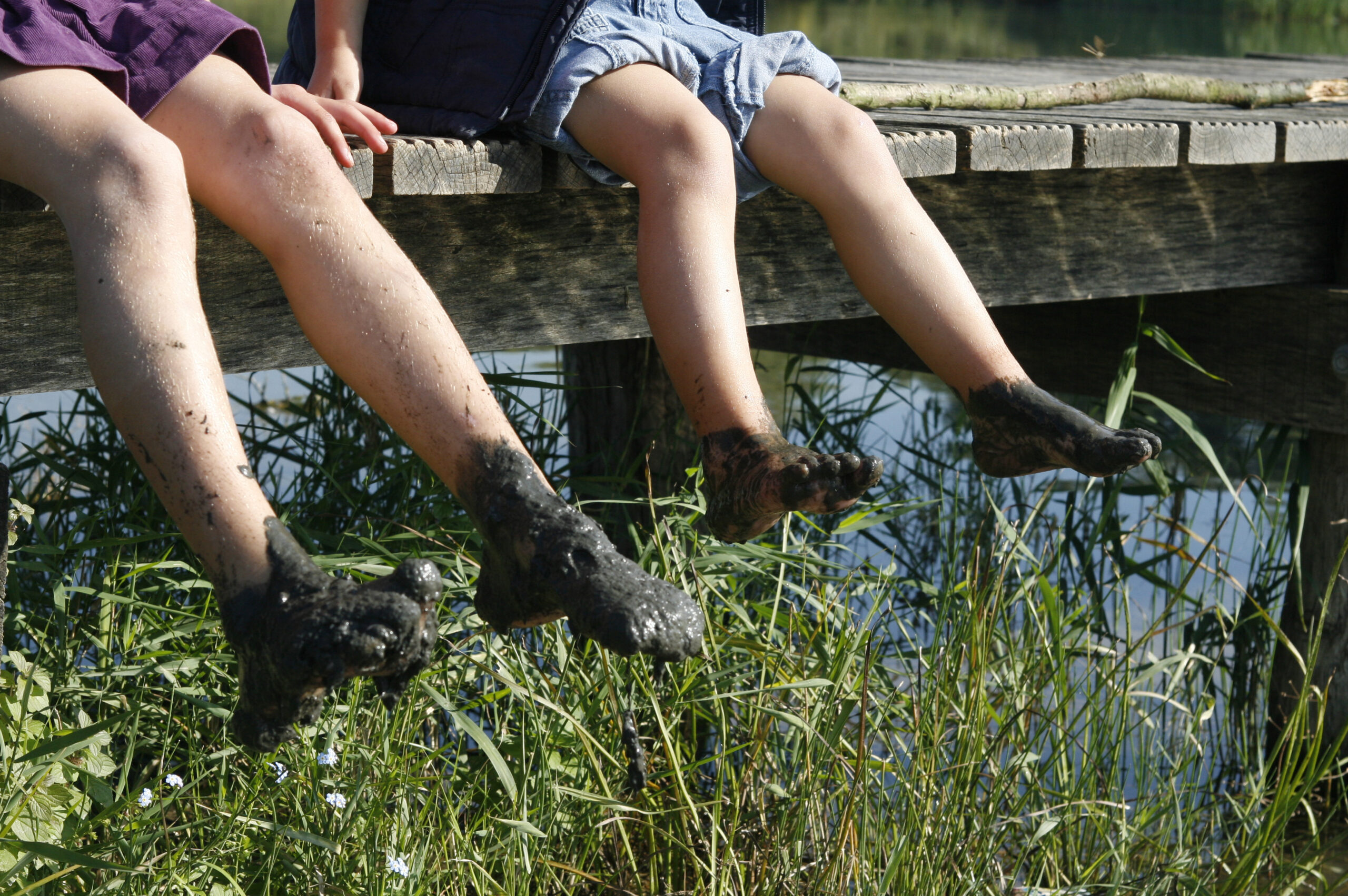voeten met modder op vlonderbrug Blauwe Kamer