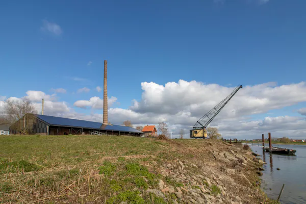 Steenfabriek Bosscherwaarden met kraan langs rivier