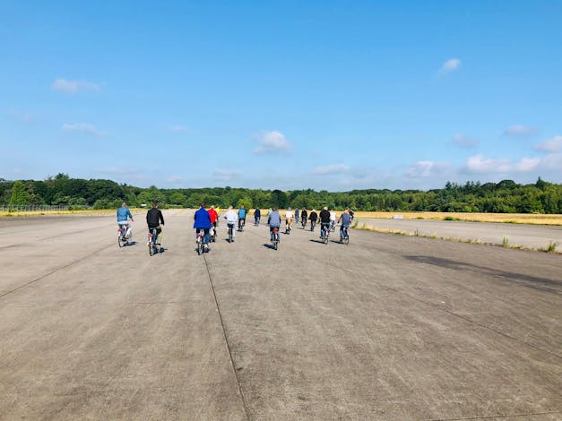 excursie per fiets over landingsbaan