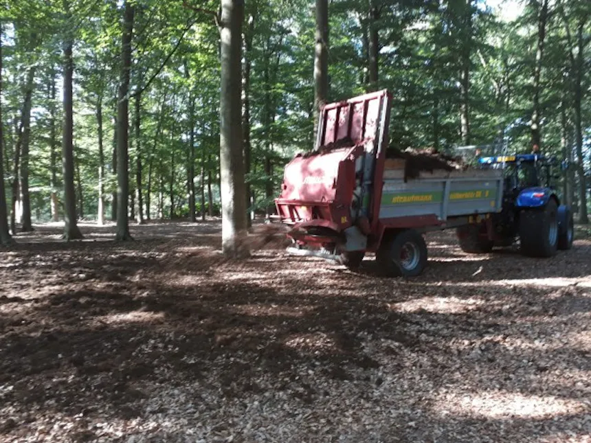 Verspreiding bokashi in bos