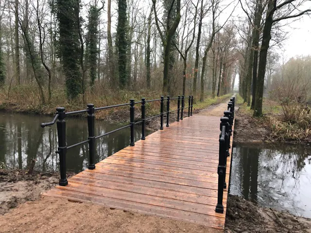 Brug met leuning Over-Holland
