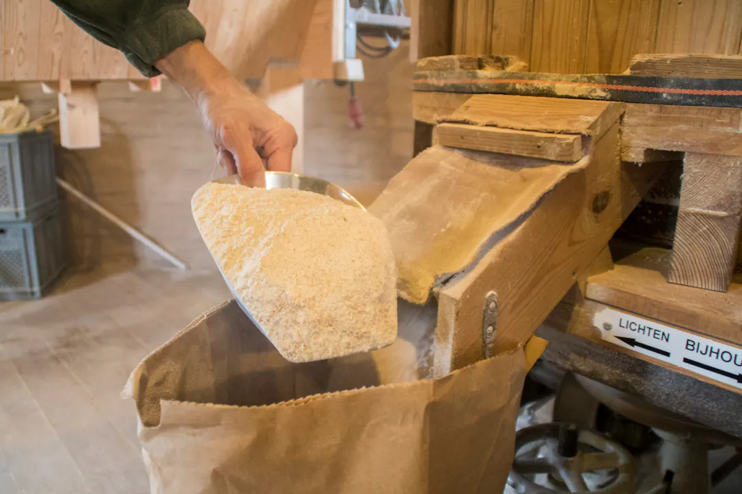 schep met meel in De Nieuwe Molen