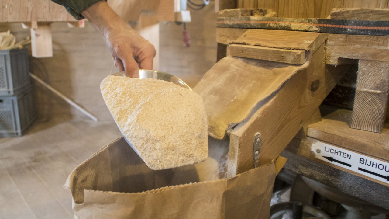 schep met meel in De Nieuwe Molen