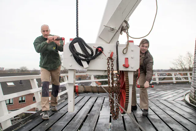 Molenaars op stelling De Nieuwe Molen