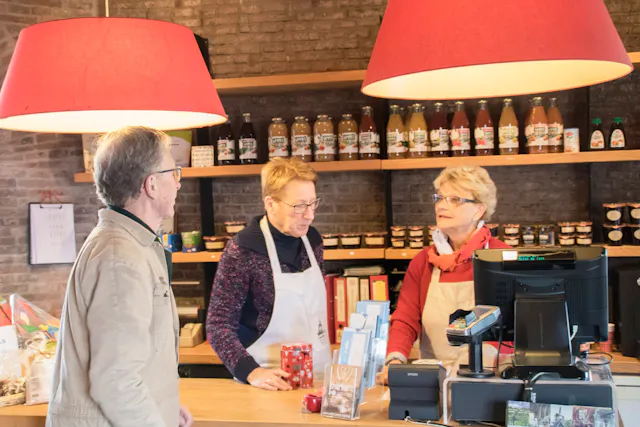 Molenwinkel met vrijwilligers Molen De Valk