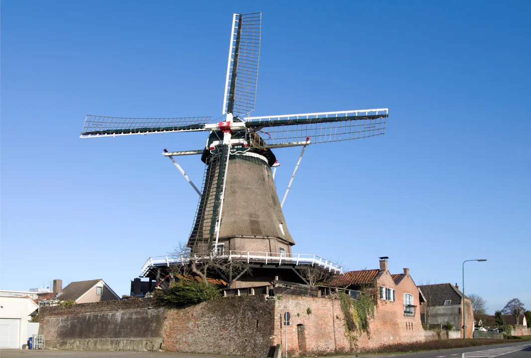 Molen De Valk op stadsmuur