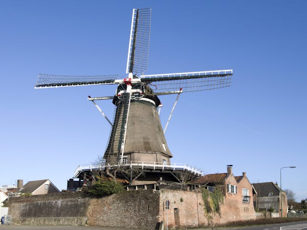 Molen De Valk op stadsmuur