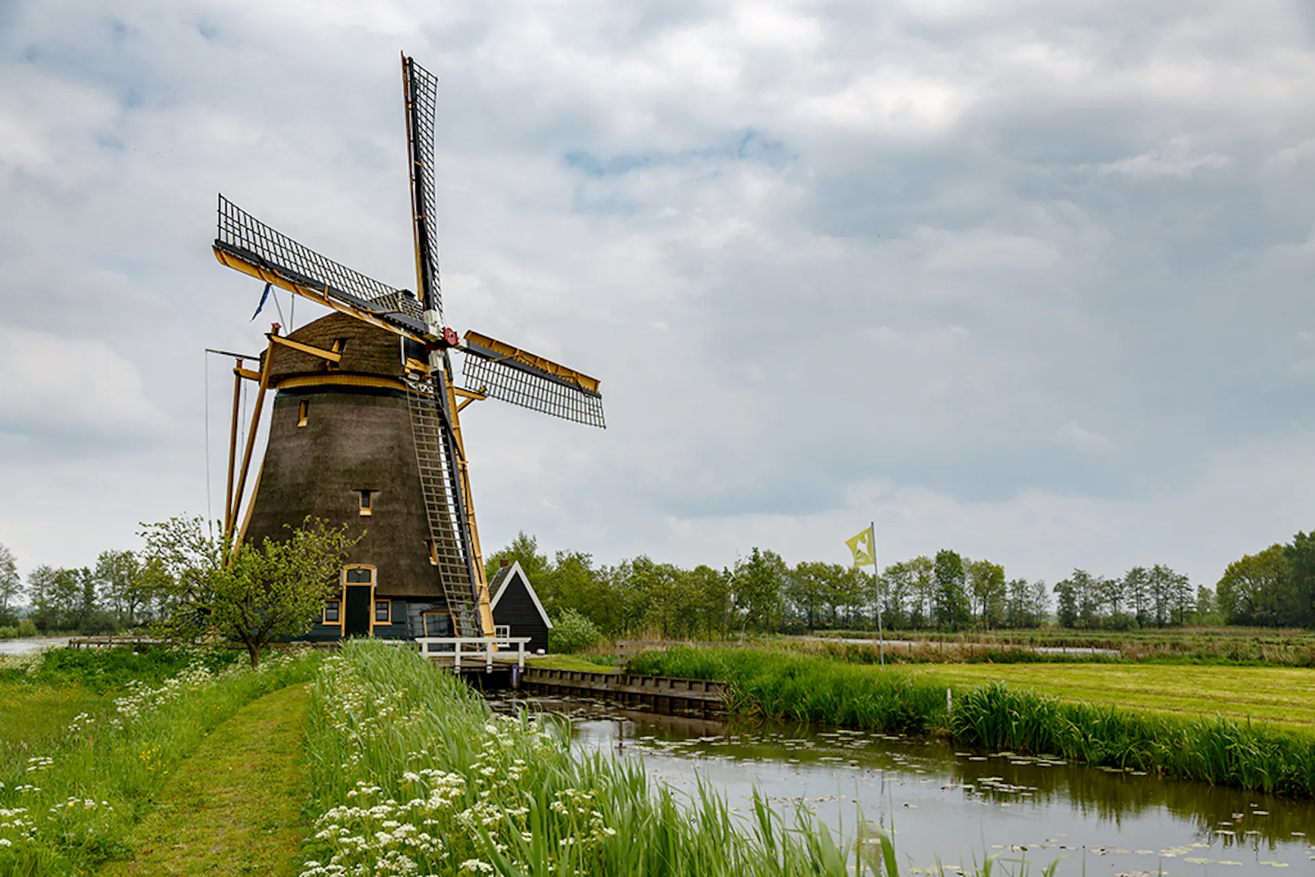 Loenderveense Molen met sloot