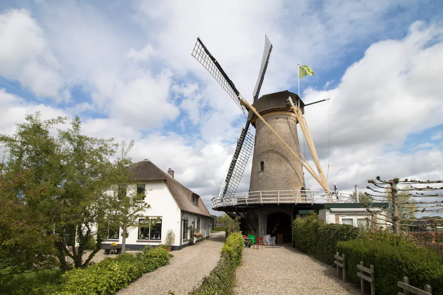 Molen Geesina buiten