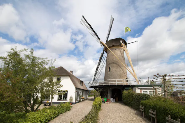 Molen Geesina buiten