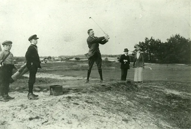 Golfer met ballenjongen Heidestein
