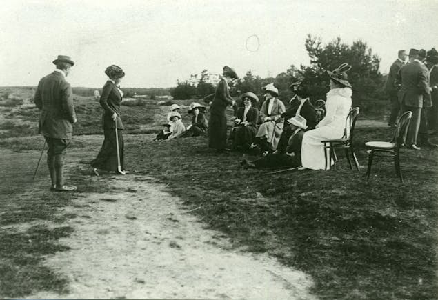 Dames op stoeltjes tijdens golf op Heidestein