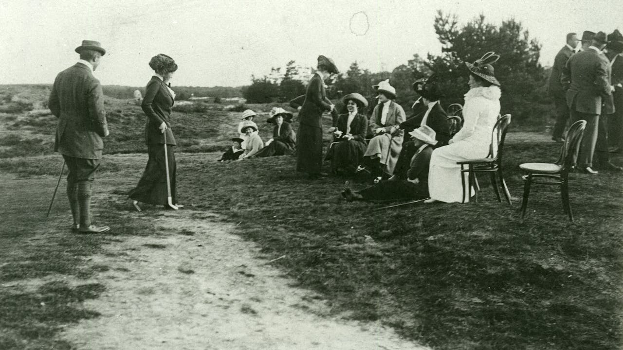 Dames op stoeltjes tijdens golf op Heidestein