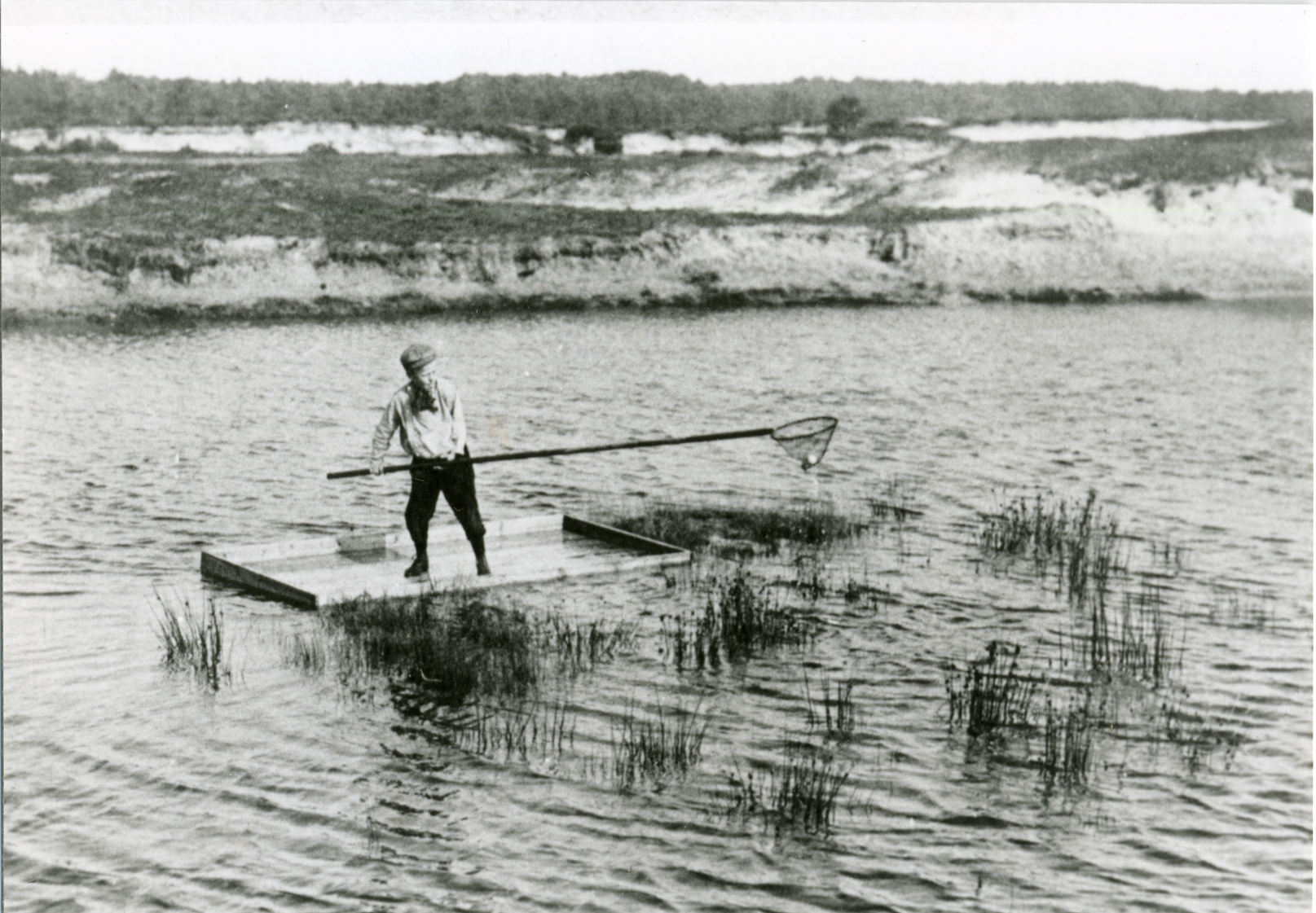 ballenjongen vist ballen uit vijver Heidestein