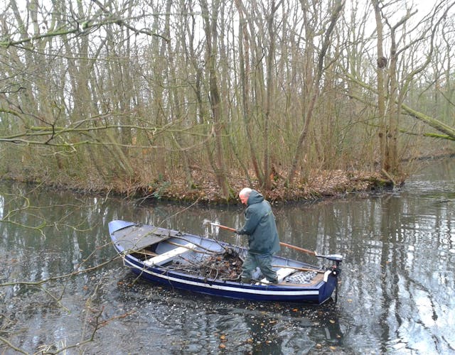 vrijwilliger Kooilust in bootje