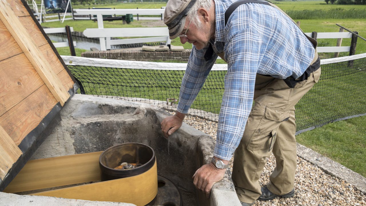 Molenaar bij aandrijving Molen Buitenweg