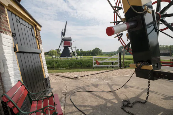 doorkijk van Molen Westbroek naar Molen Buitenweg