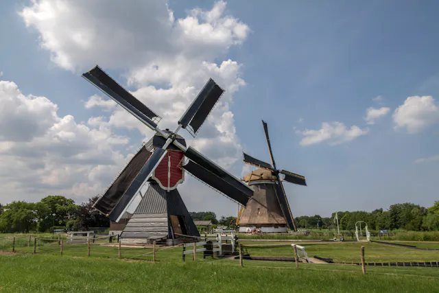 Molen Buitenweg met daarachter Molen Westbroek