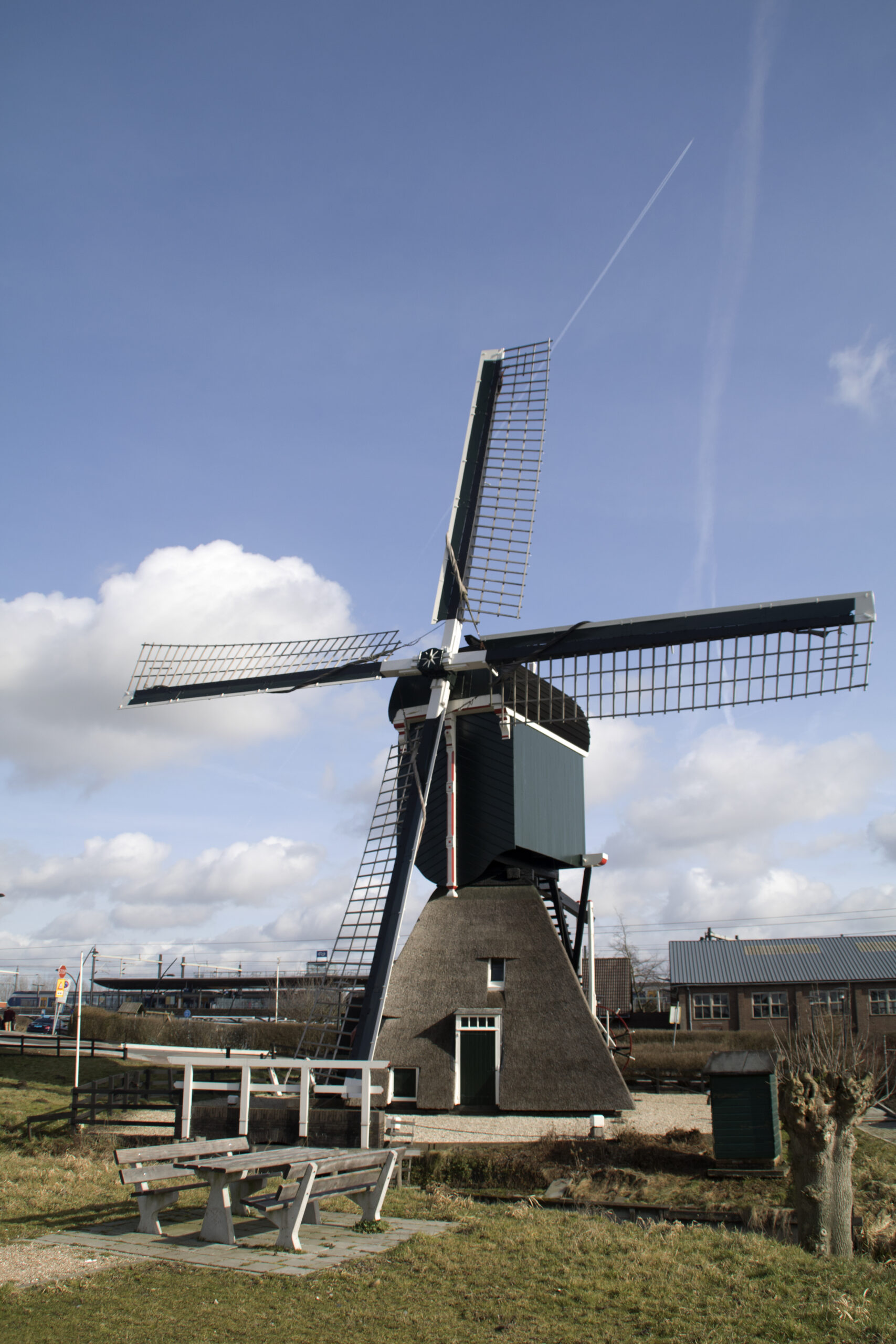 Kortrijkse Molen met op achtergrond treinstation