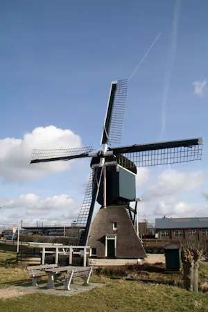 Kortrijkse Molen met op achtergrond treinstation
