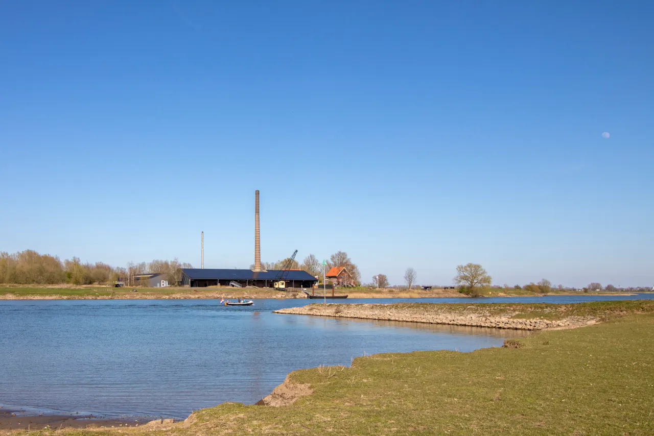 Steenfabriek Bosscherwaarden vanaf andere kant rivier