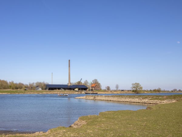 Steenfabriek Bosscherwaarden vanaf andere kant rivier