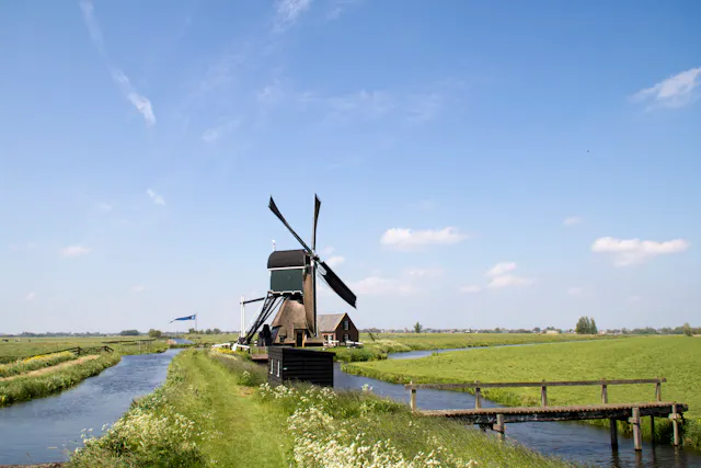 Middelste Molen in open landschap