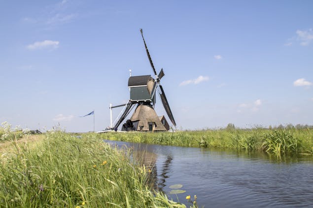 Middelste Molen buiten met sloot