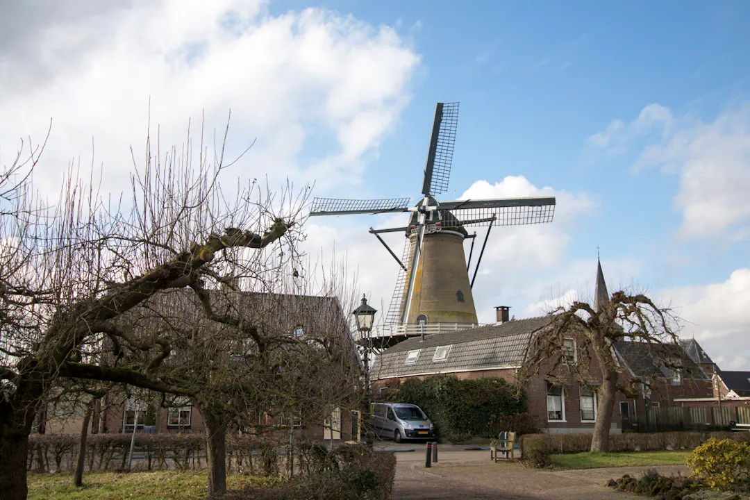 Molen Oog in t Zeil in het dorp