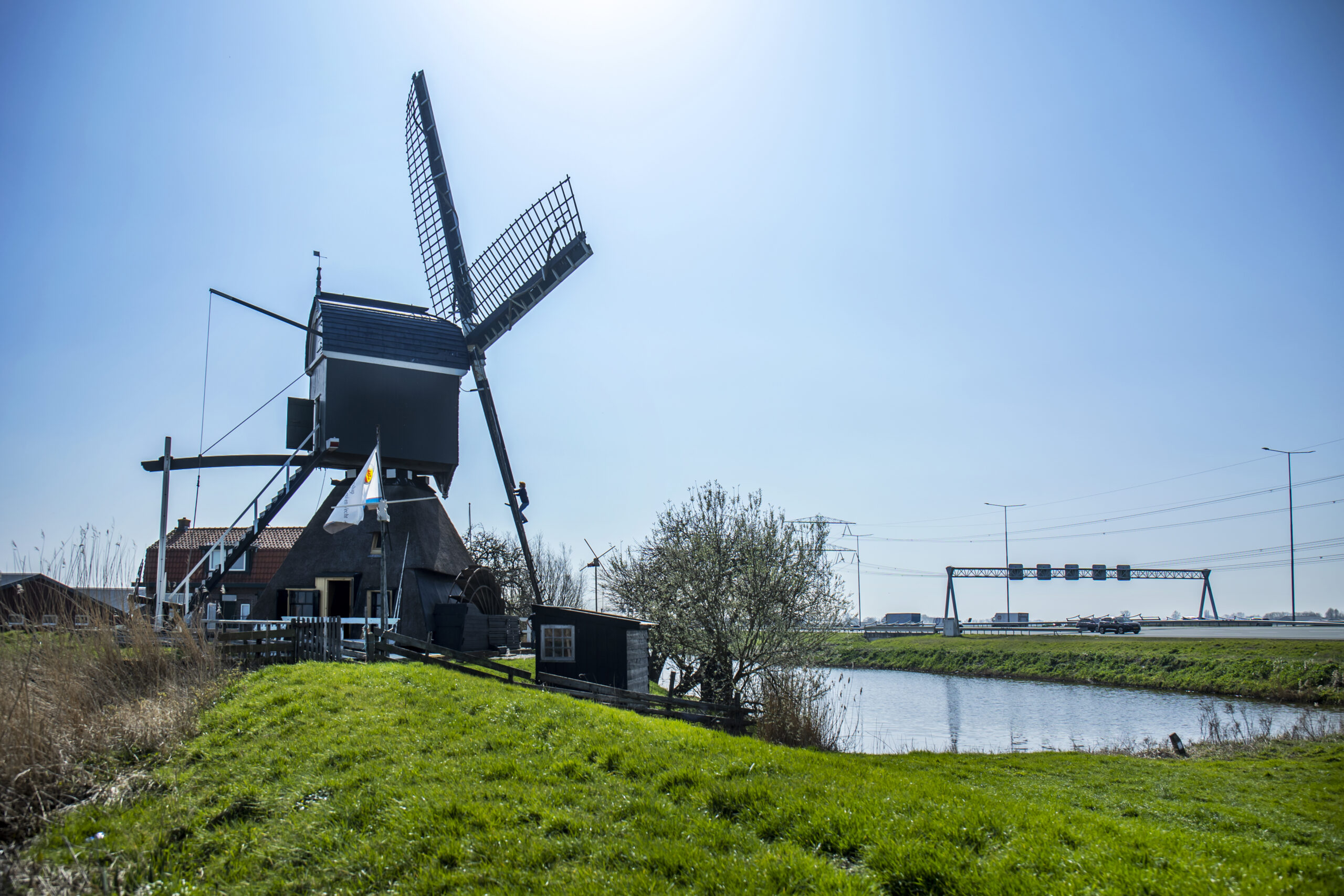 Oukoper Molen met A2 op de achtergrond