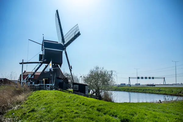 Oukoper Molen met A2 op de achtergrond