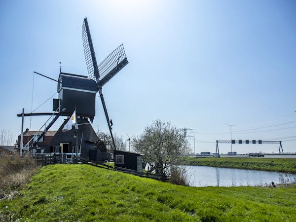 Oukoper Molen met A2 op de achtergrond