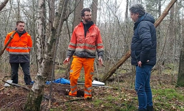 archeologen op zoek naar grafheuvel