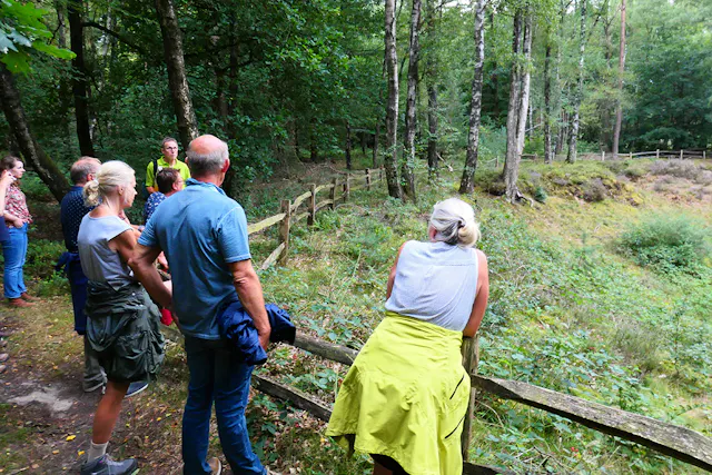 Gids geeft uitleg in Amerongse Bos
