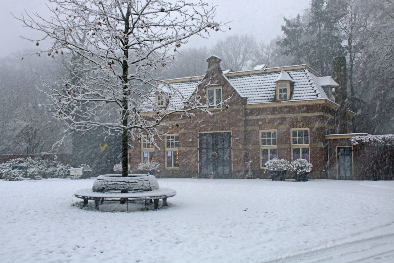 Koetshuis in de sneeuw