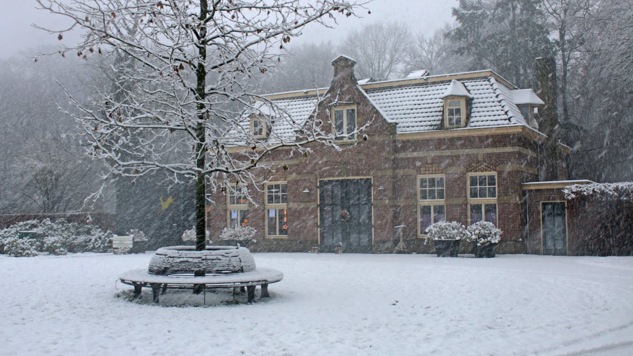 Koetshuis in de sneeuw